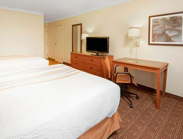 La Quinta Inn & Suites by Wyndham Salt Lake City - Layton hotel detail image 3