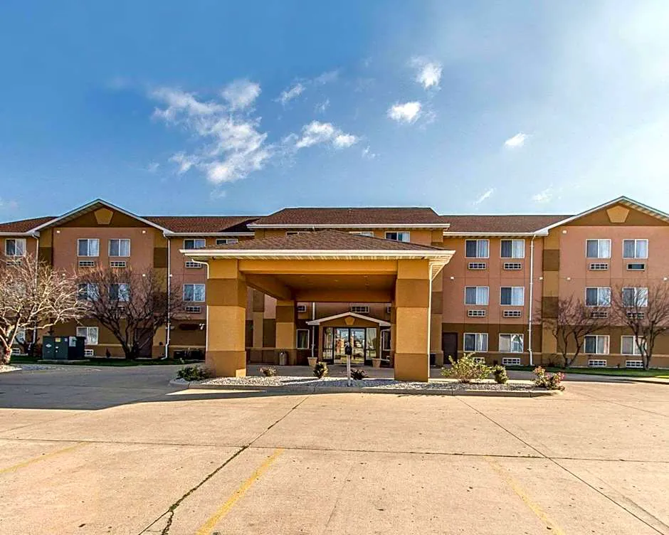 Quality Inn & Suites hotel hero