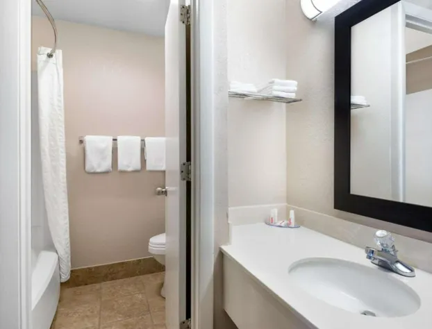 Baymont by Wyndham Muncie Near Ball State University hotel detail image 4