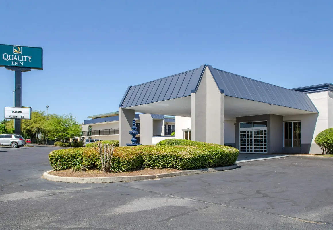 Quality Inn & Suites hotel hero