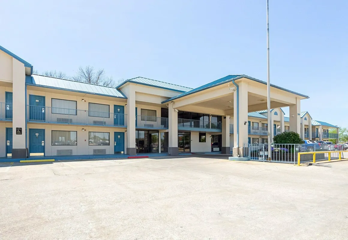 Econo Lodge Inn & Suites Bentonville - Rodgers hotel hero