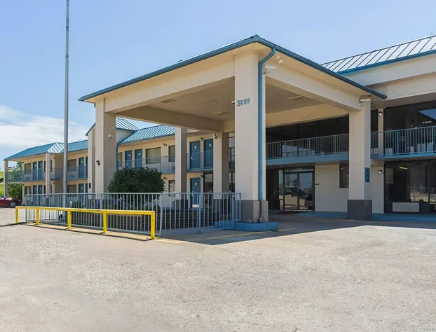 Econo Lodge Inn & Suites Bentonville - Rodgers hotel detail image 1