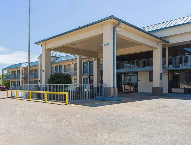 Econo Lodge Inn & Suites Bentonville hotel detail image 1