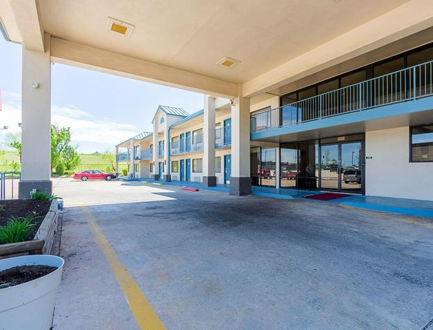 Econo Lodge Inn & Suites Bentonville hotel detail image 2