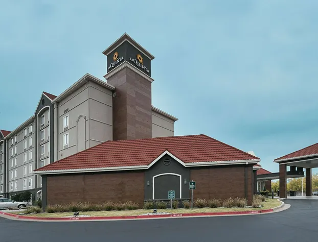 La Quinta Inn & Suites by Wyndham Oklahoma City - NW Expwy hotel detail image 3