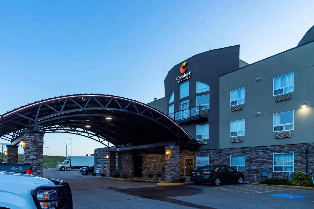 Comfort Inn & Suites Medicine Hat hotel hero