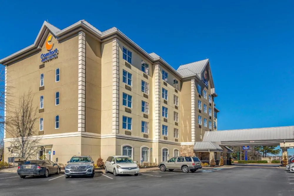Comfort Inn & Suites near Six Flags hotel hero