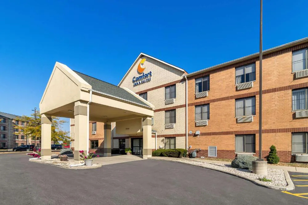 Comfort Inn & Suites near Tinley Park Amphitheater hotel hero