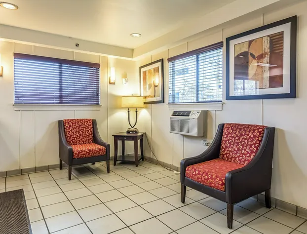 HomeTowne Studios by Red Roof Louisville hotel detail image 3