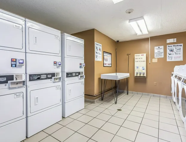 HomeTowne Studios by Red Roof Louisville hotel detail image 4