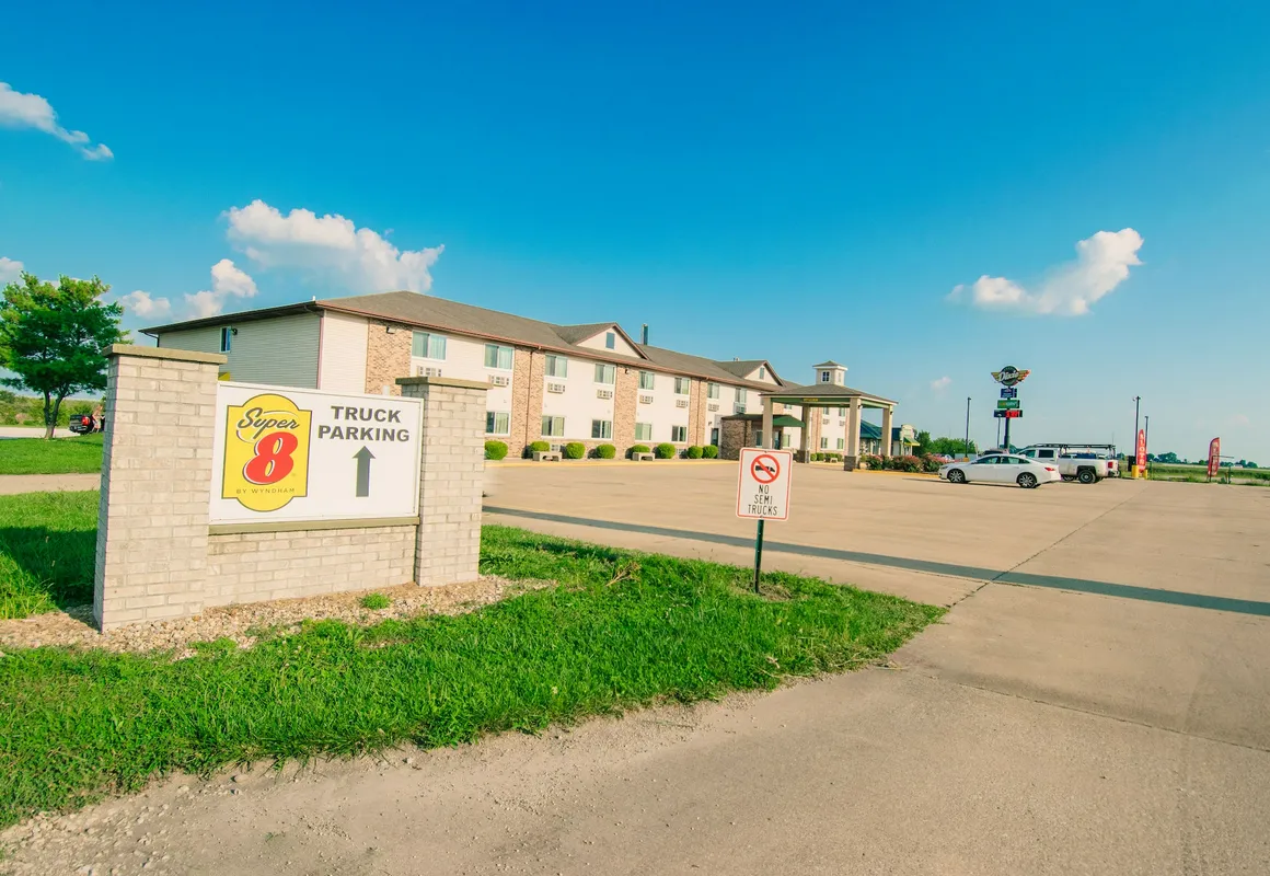 Super 8 by Wyndham McLean/Bloomington SW hotel hero