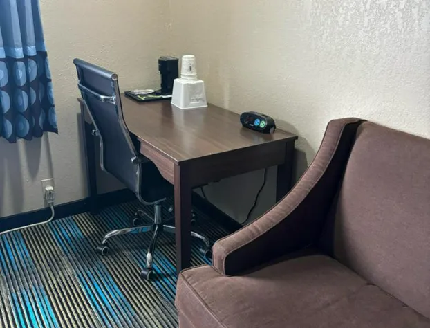 Super 8 by Wyndham Escanaba hotel detail image 3