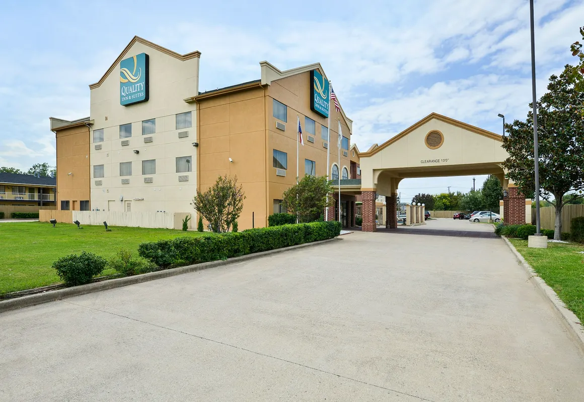 Quality Inn & Suites hotel hero