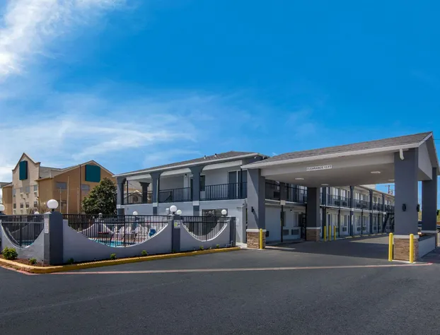 Econo Lodge Waco North I-35 hotel detail image 3