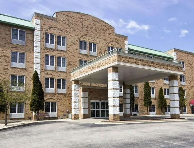 Comfort Inn & Suites Grafton - Cedarburg hotel detail image 1