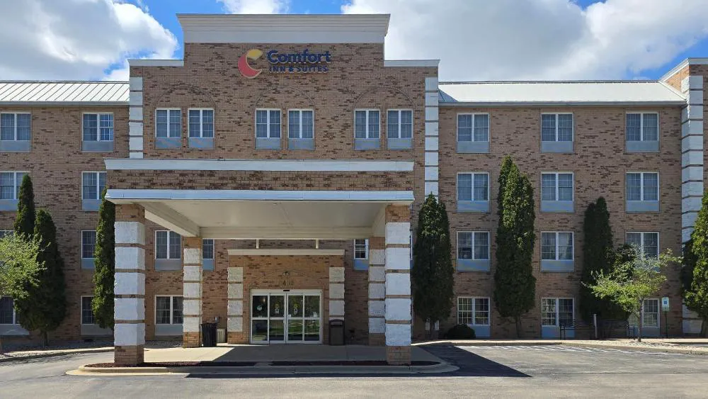 Comfort Inn & Suites Grafton - Cedarburg hotel hero