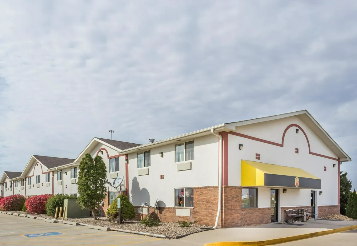 Super 8 by Wyndham Pontiac hotel hero