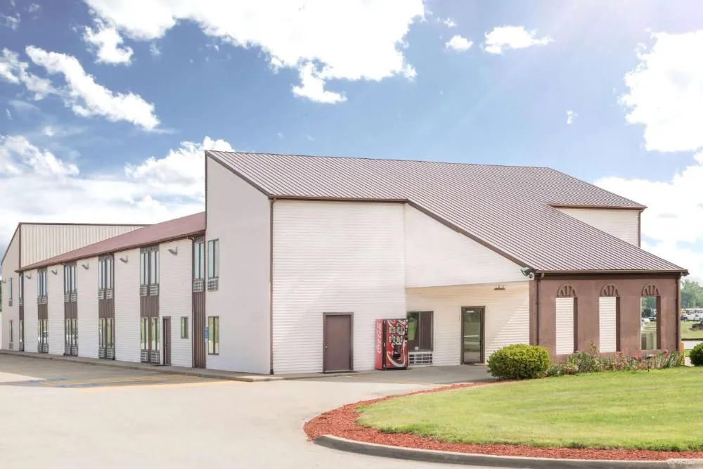 Super 8 by Wyndham Marshall hotel hero