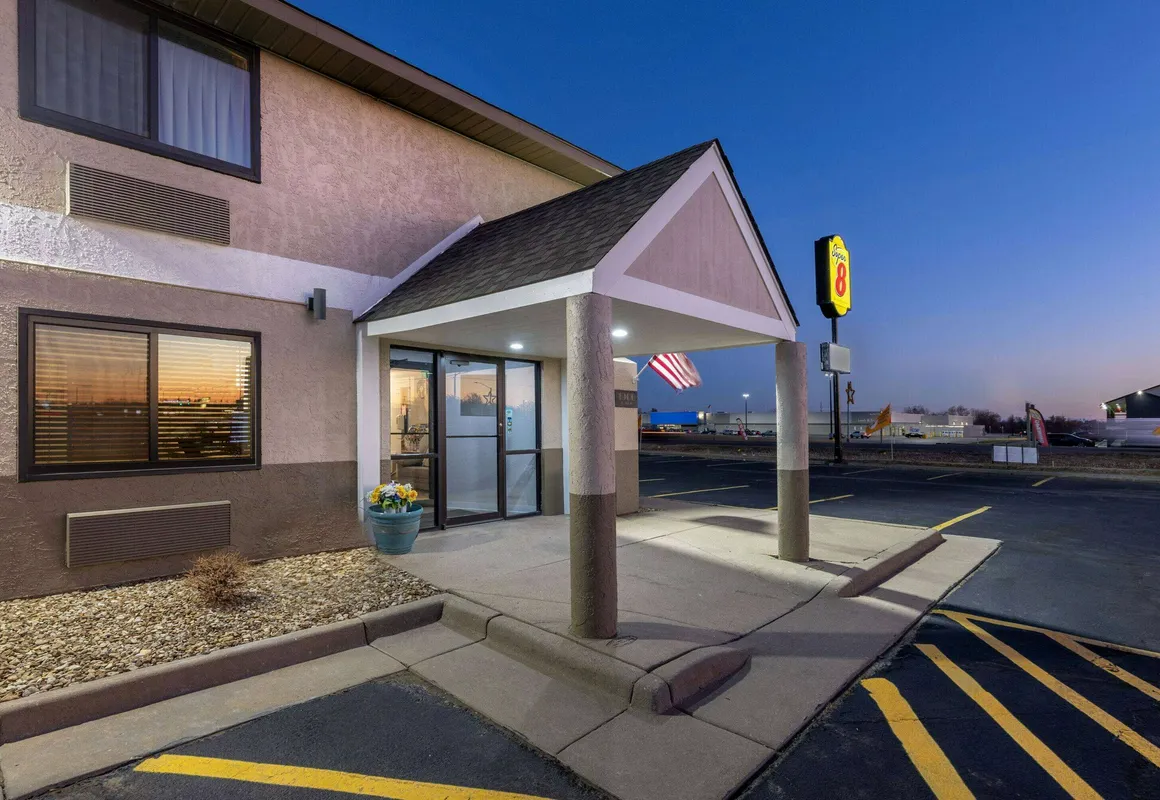 Super 8 by Wyndham Pratt hotel hero