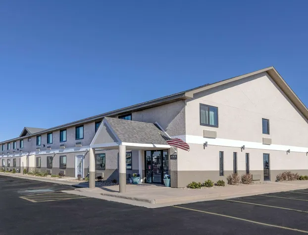 Super 8 by Wyndham Pratt hotel detail image 1