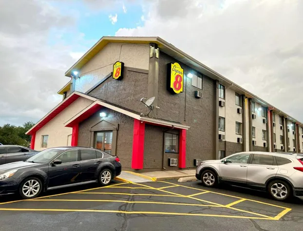 Super 8 by Wyndham Cedar Rapids hotel detail image 1