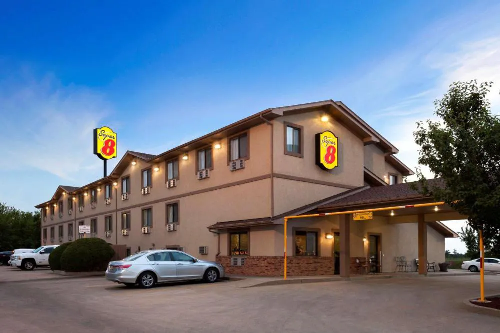 Super 8 by Wyndham Macon hotel hero