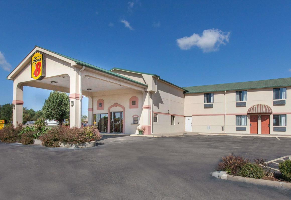 Super 8 by Wyndham Sallisaw hotel hero