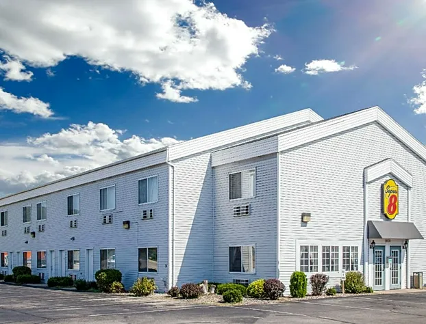 Super 8 by Wyndham Prairie Du Chien hotel detail image 1