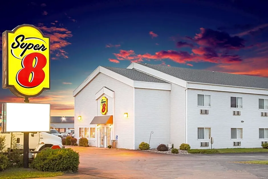 Super 8 by Wyndham Prairie Du Chien hotel hero
