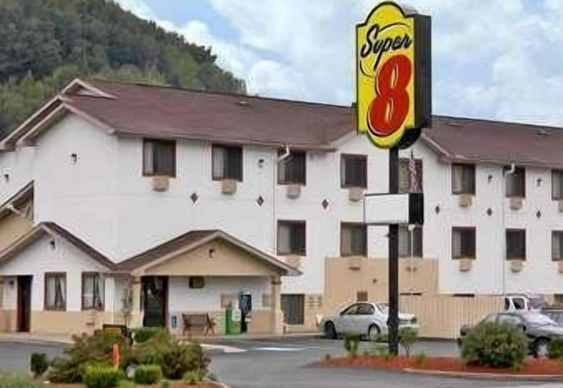 Super 8 by Wyndham Butler hotel hero