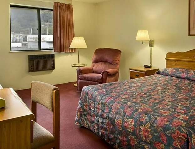 Super 8 by Wyndham Butler hotel detail image 1