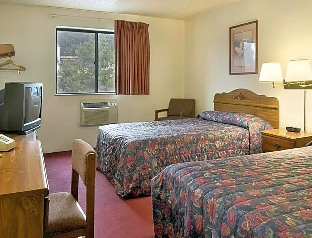 Super 8 by Wyndham Butler hotel detail image 2