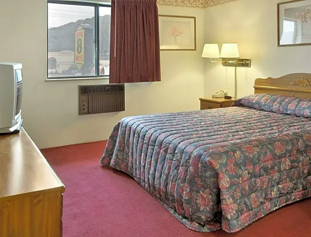 Super 8 by Wyndham Butler hotel detail image 3