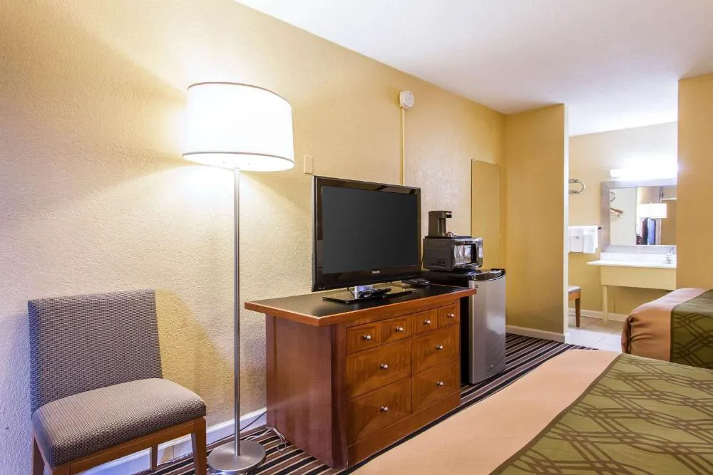 AmeriVu Inn & Suites - Gilbertsville hotel hero