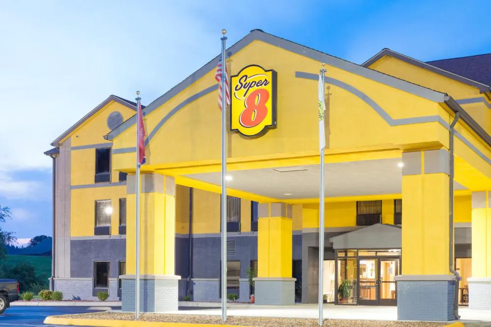 Super 8 by Wyndham Crossville TN hotel hero