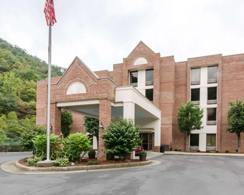 Comfort Inn & Suites Grundy hotel hero