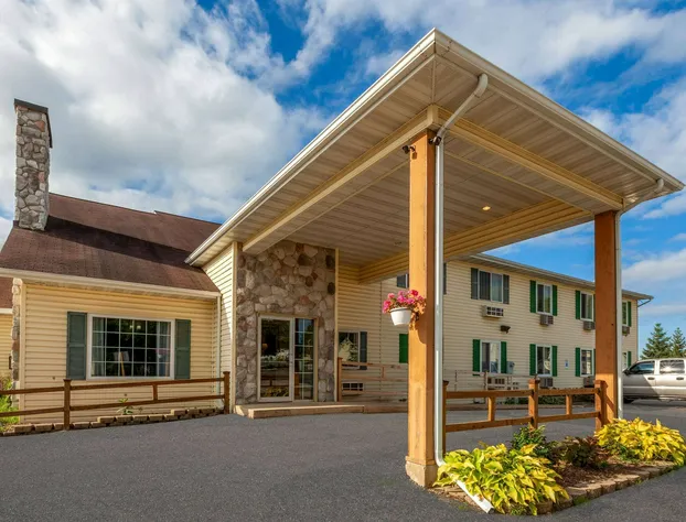 Super 8 by Wyndham Berlin WI hotel detail image 2