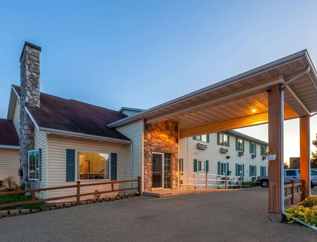 Super 8 by Wyndham Berlin WI hotel detail image 3