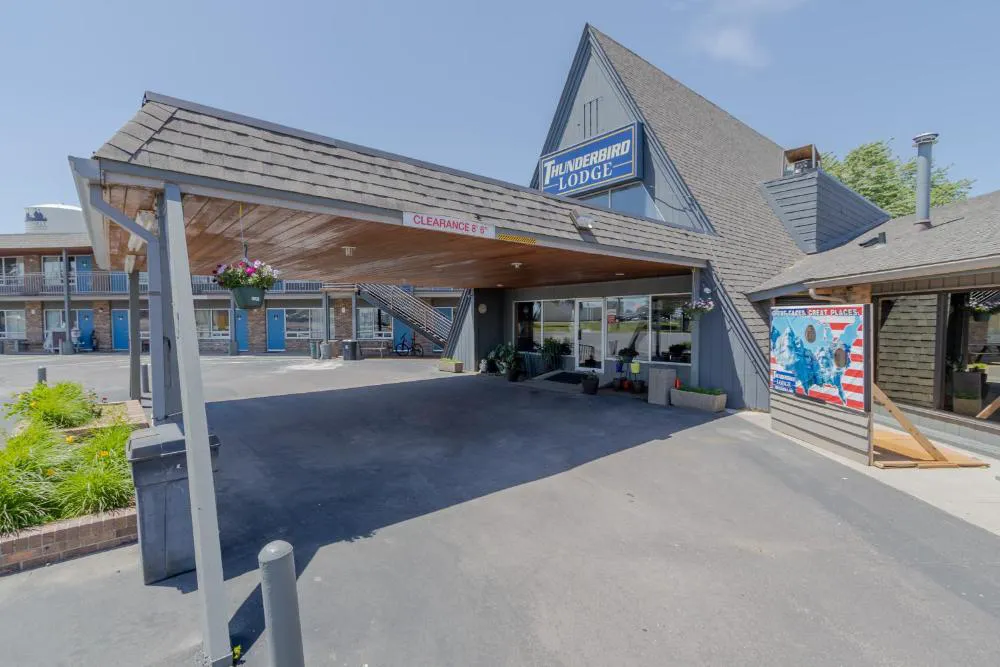 Thunderbird Lodge hotel hero