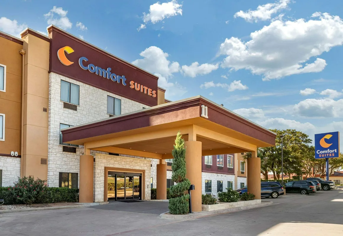 Comfort Suites hotel hero