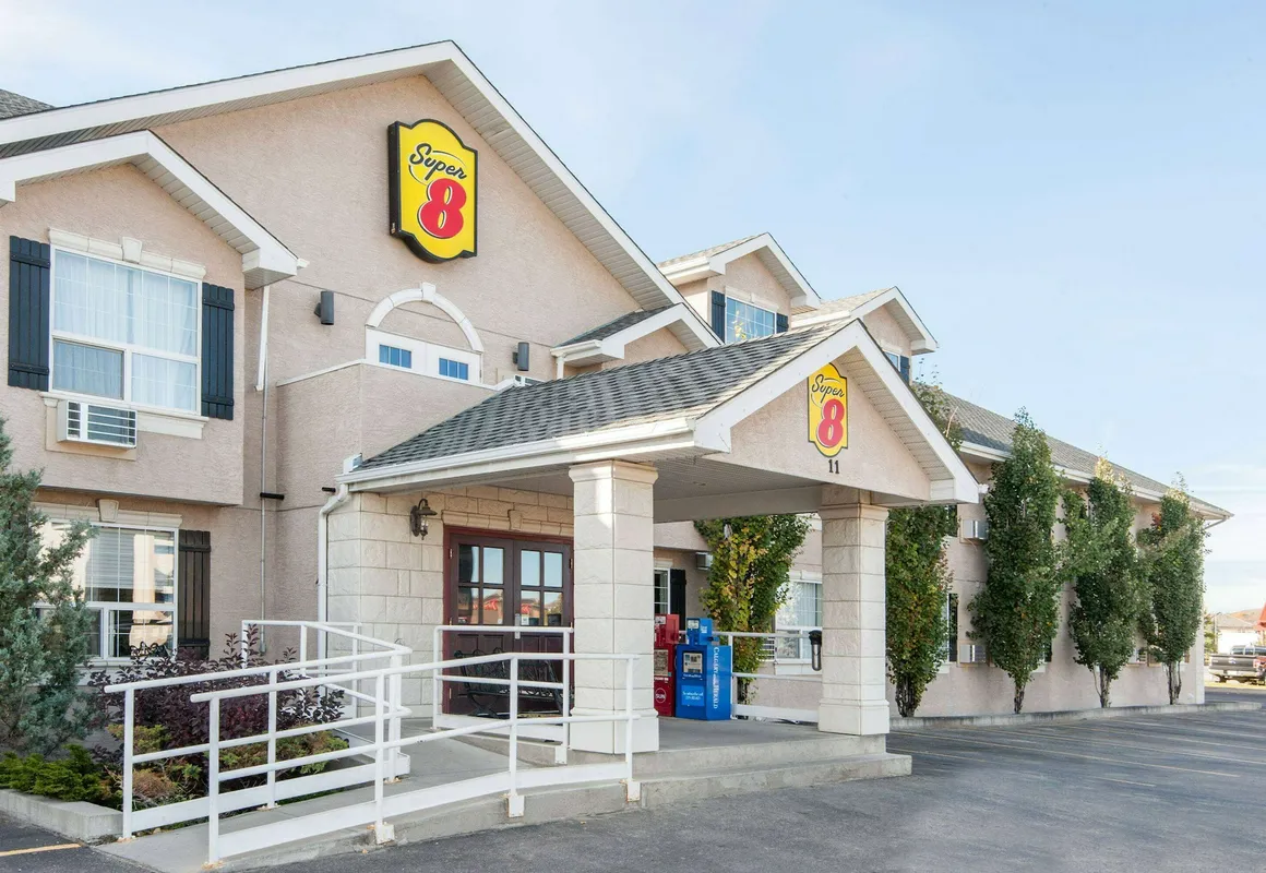 Super 8 by Wyndham Cochrane hotel hero