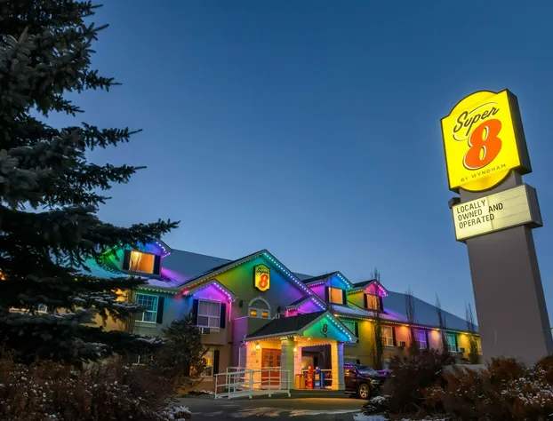 Super 8 by Wyndham Cochrane hotel detail image 1