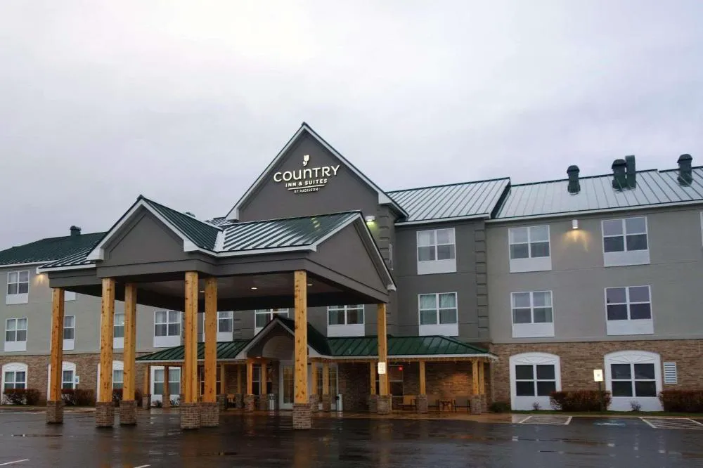 Country Inn & Suites by Radisson, Houghton, MI hotel hero