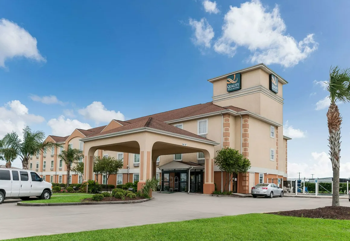 Quality Inn & Suites hotel hero