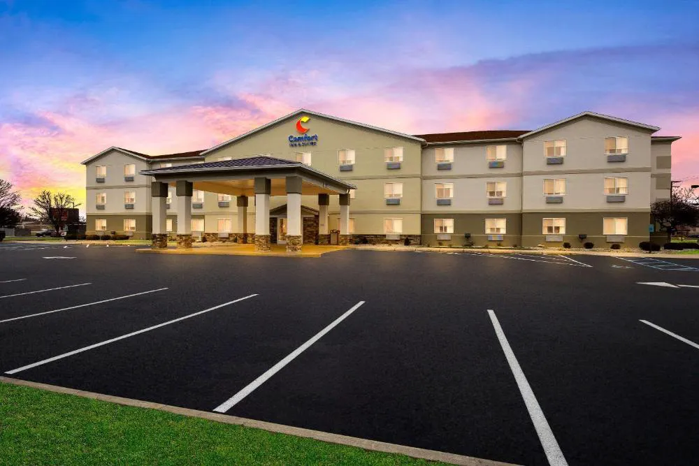 Comfort Inn & Suites hotel hero