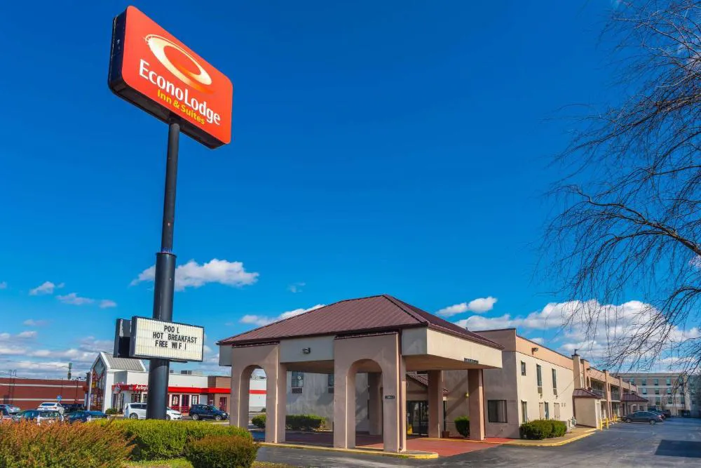 Econo Lodge & Suites Clarksville near Governors Square Mall hotel hero