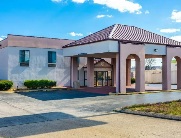 Econo Lodge & Suites Clarksville near Governors Square Mall hotel detail image 2