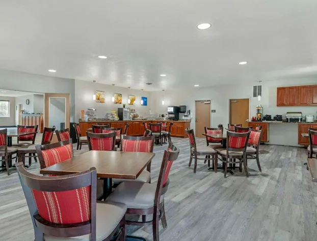 Comfort Suites Lake Geneva East hotel detail image 2