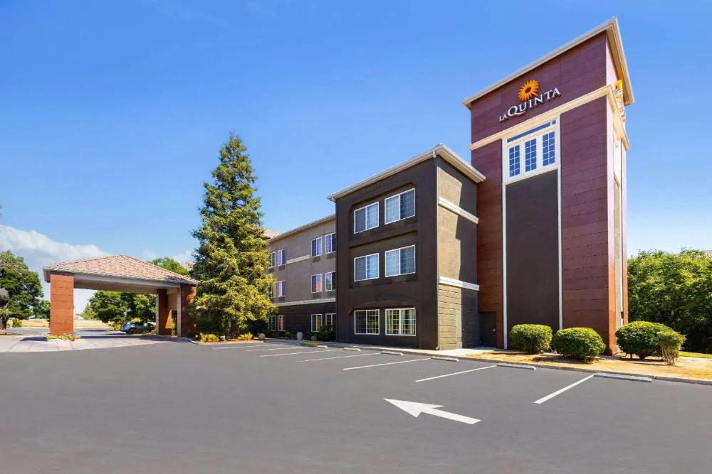 La Quinta Inn & Suites by Wyndham Bakersfield North hotel hero