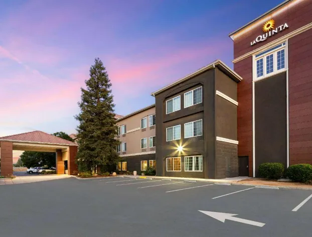 La Quinta Inn & Suites by Wyndham Bakersfield North hotel detail image 1